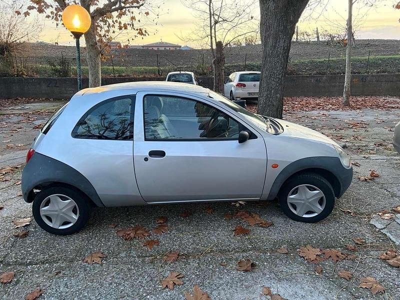 Usata Ford Ka 60 CV (44 kW) 1999 Argento Berlina
