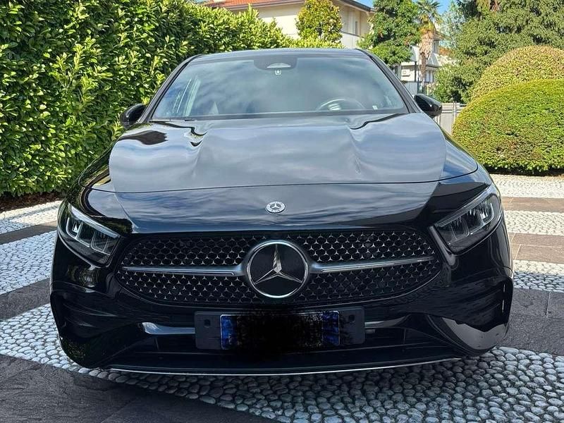 Nero Usata 2023 Mercedes A180 AMG Line Premium Plus Tre volumi | 32.000 € (Buon prezzo) - Immagine 1/4