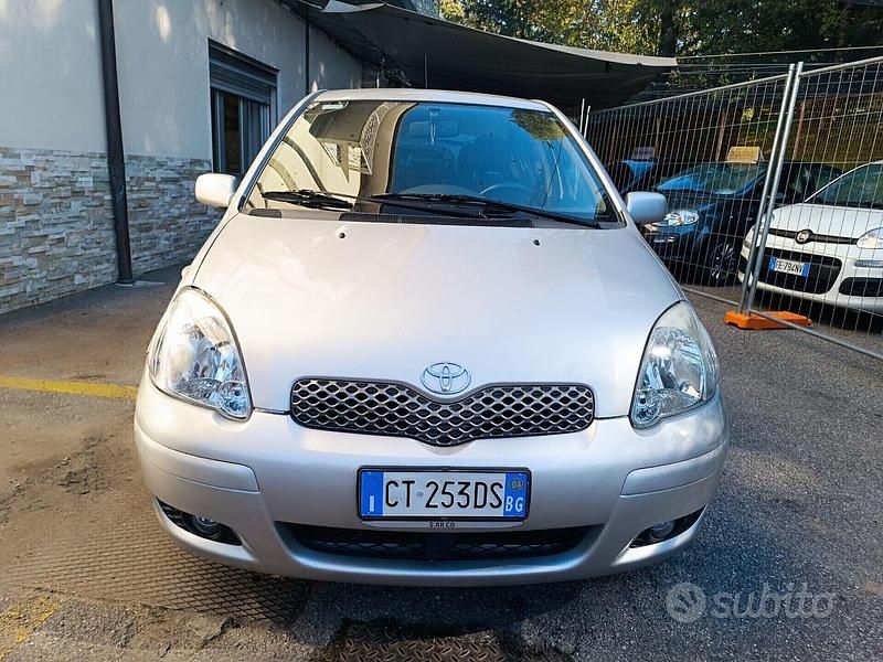 Usata Toyota Yaris Sol 65 CV (47 kW) 2004 Grigio Berlina
