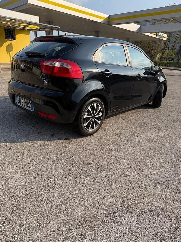Usata Kia Rio EX 74 CV (54 kW) 2012 Nero Berlina