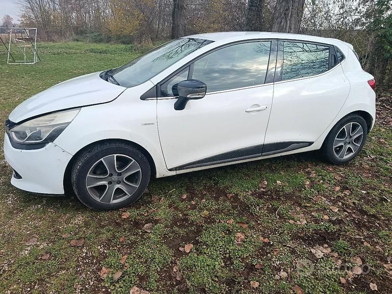 Bianco Usata 2014 Renault Clio IV Tre volumi | 4100 € (Super prezzo) - Immagine 1/4