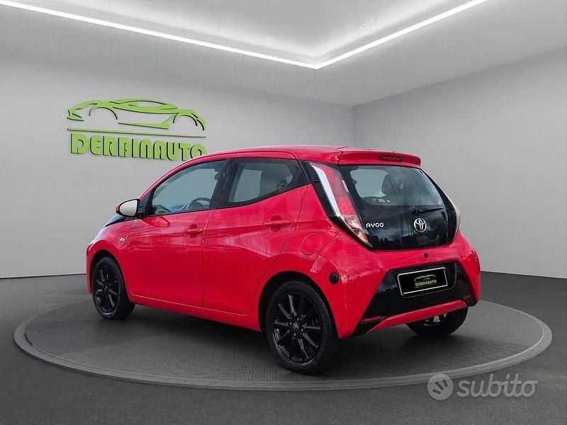 Usata Toyota Aygo 74 CV (54 kW) 2018 Rosso Utilitaria