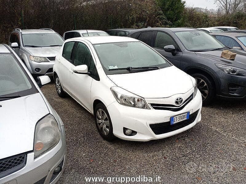 Usata Toyota Yaris Lounge 69 CV (50 kW) 2013 Bianco Berlina