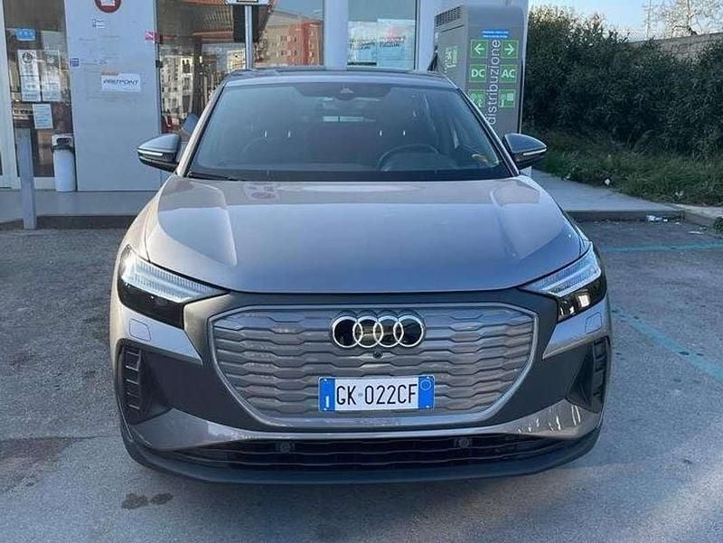 Argento Usata 2022 Audi Q4 Sportback e-tron Ambiente SUV | 28.000 € (Buon prezzo) - Immagine 1/4