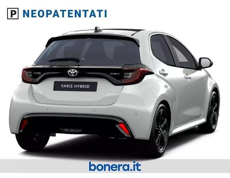 Nuova Toyota Yaris Hybrid Premium 131 CV (96 kW) 2026 Platinum pearl white Berlina
