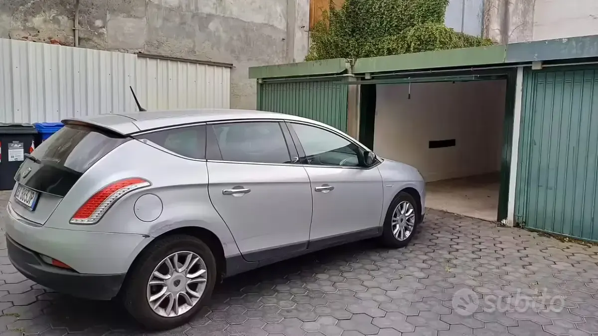 Usata Lancia Delta 105 CV (77 kW) 2011 Grigio Utilitaria