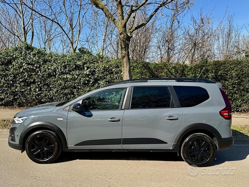 Usata Dacia Jogger Expression 101 CV (74 kW) 2024 Grigio Monovolume