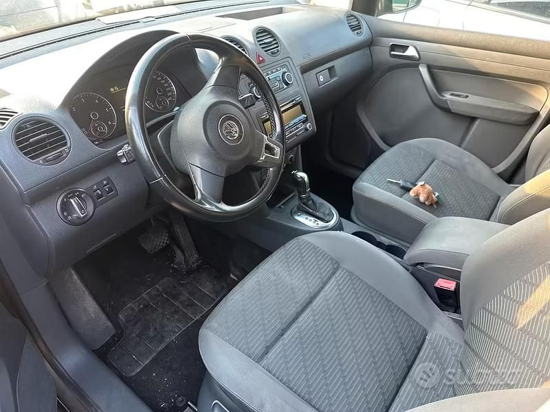 Begagnad VW Caddy 102 HK (75 kW) 2011 Minibuss