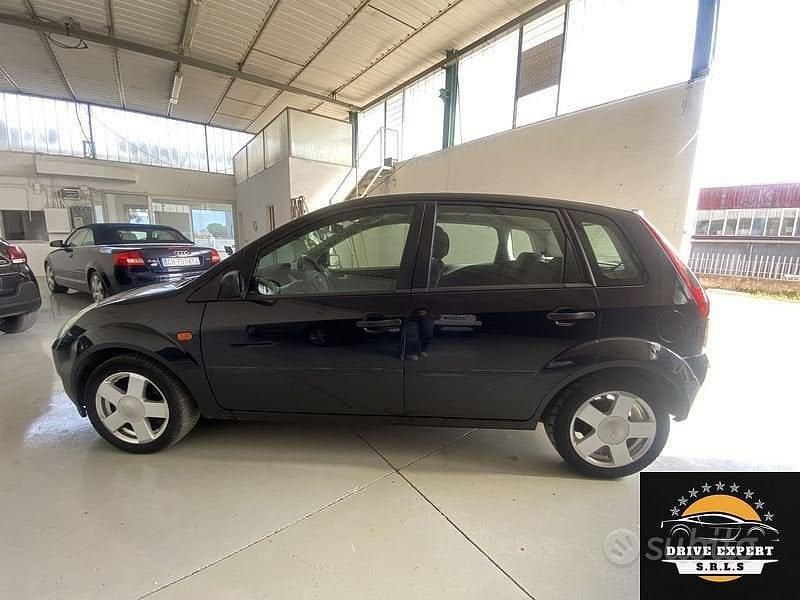 Usata Ford Fiesta Ghia 68 CV (50 kW) 2002 Nero Utilitaria