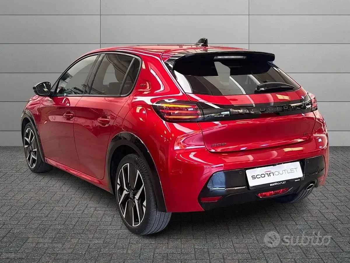 Usata Peugeot 208 GT 101 CV (74 kW) 2023 Rosso Utilitaria
