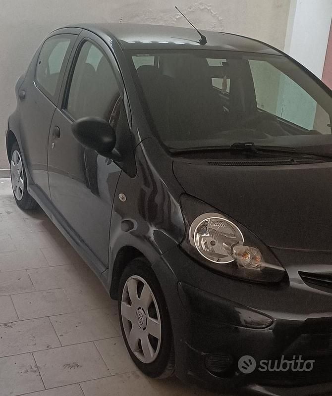 Usata Toyota Aygo 68 CV (50 kW) 2014 Grigio Utilitaria