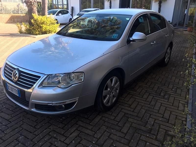Usata VW Passat Comfortline 140 CV (102 kW) 2006 Argento Berlina
