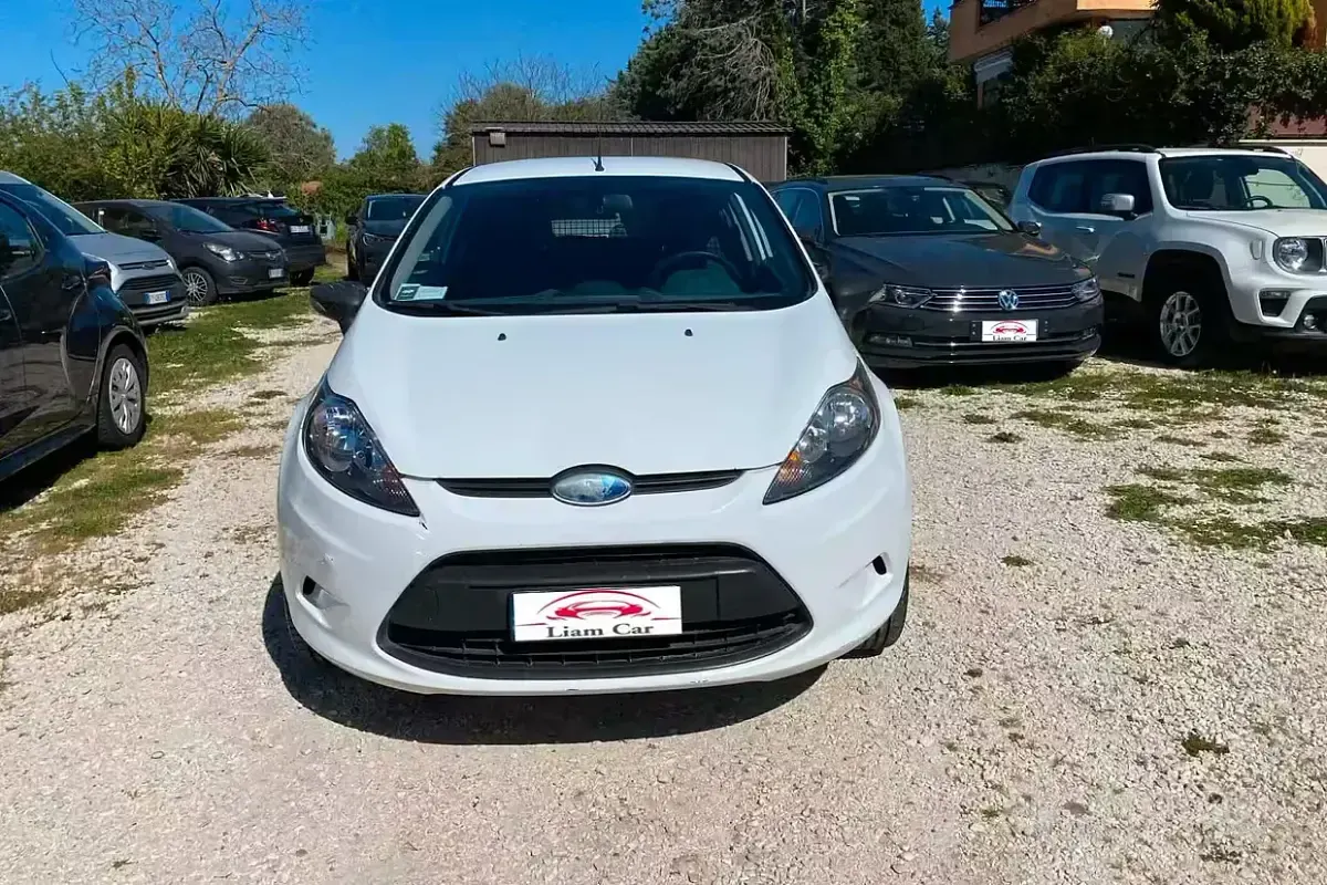 Usata Ford Fiesta 68 CV (50 kW) 2011 Bianco Furgone