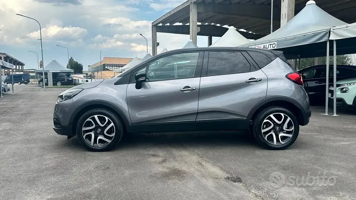 Usata Renault Captur 90 CV (66 kW) 2017 Grigio SUV