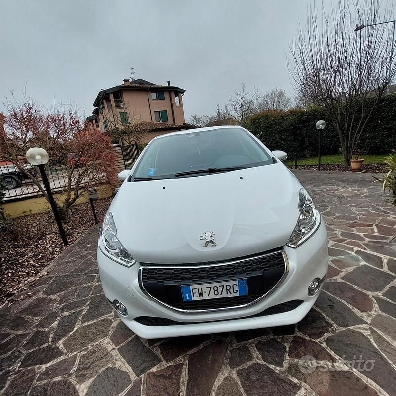 Usata Peugeot 208 Active 68 CV (50 kW) 2014 Bianco Utilitaria