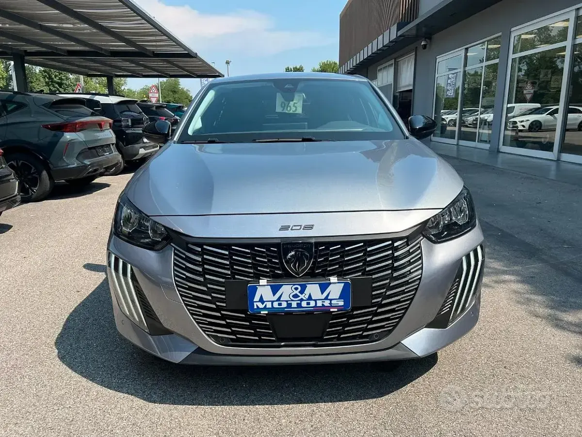 Usata Peugeot 208 Allure 101 CV (74 kW) 2025 Grigio Utilitaria