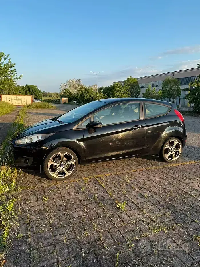 Usata Ford Fiesta 75 CV (55 kW) 2013 Nero Berlina