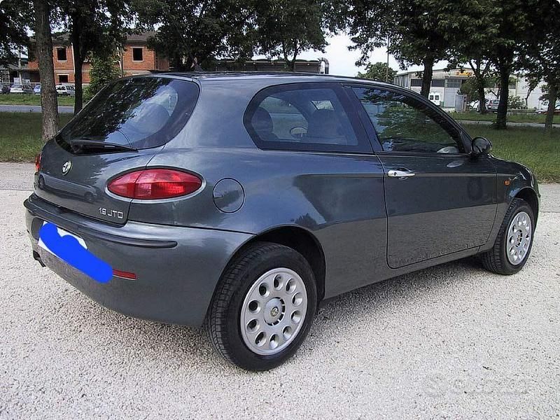 Usata Alfa Romeo 147 115 CV (84 kW) 2001 Grigio Utilitaria