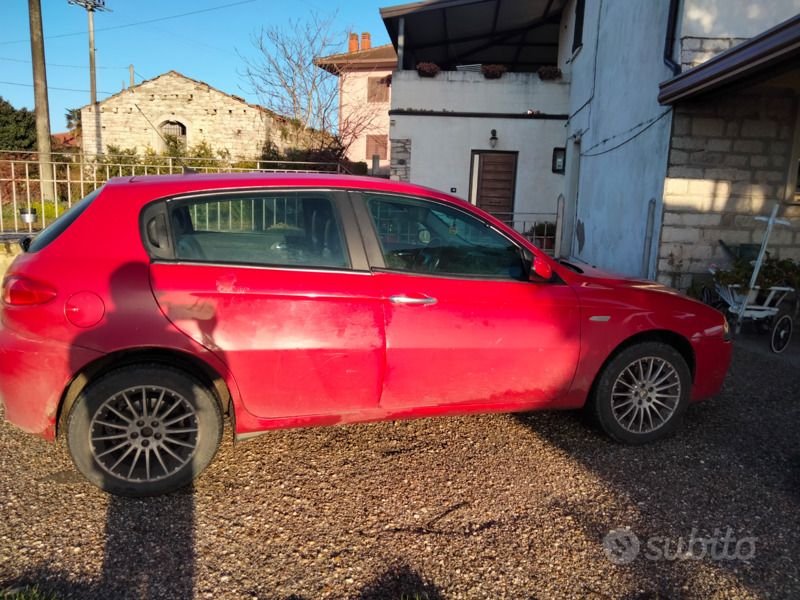 Usata Alfa Romeo 147 116 CV (85 kW) 2003 Rosso Utilitaria