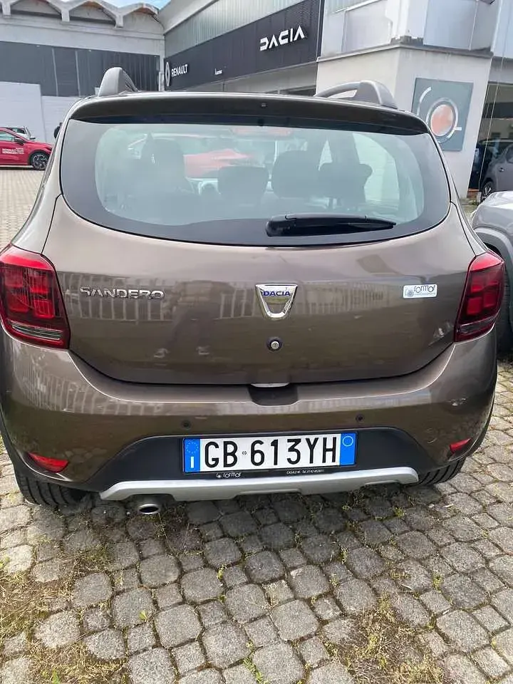 Usata Dacia Sandero Comfort 101 CV (74 kW) 2020 Marrone Berlina