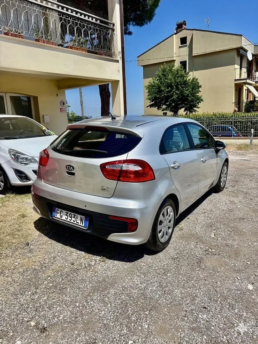 Usata Kia Rio Active 83 CV (61 kW) 2017 Argento Berlina