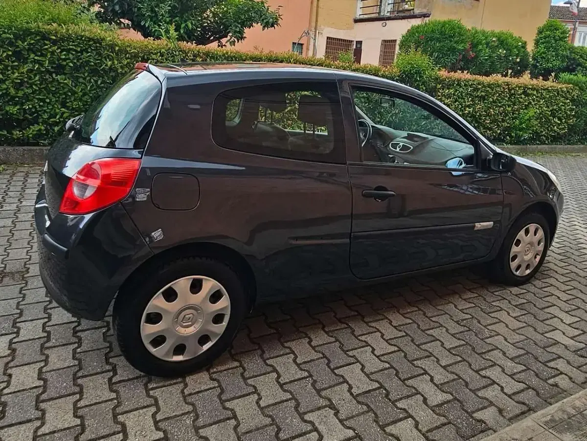 Usata Renault Clio III 75 CV (55 kW) 2007 Nero Berlina