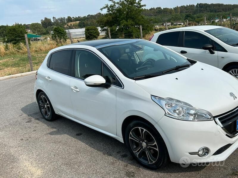 Usata Peugeot 208 Allure 82 CV (60 kW) 2014 Bianco Utilitaria