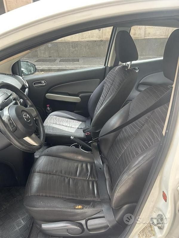 Begagnad Mazda 2 68 HK (50 kW) 2009 Vit Halvkombi