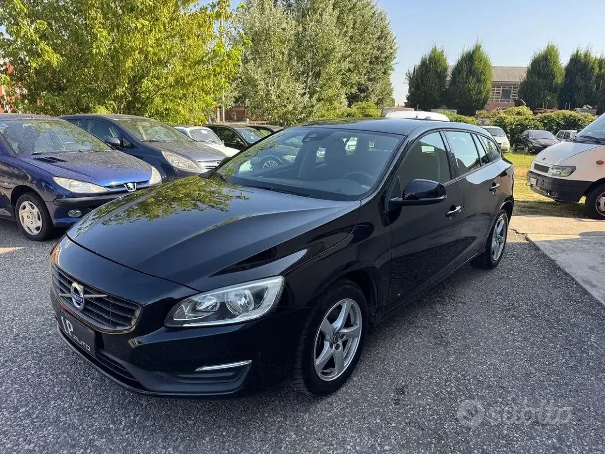 Usata Volvo V60 Momentum 120 CV (88 kW) 2017 Nero Station wagon