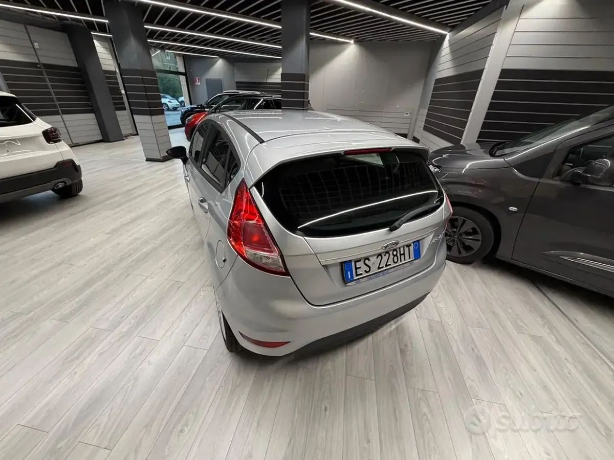 Usado Ford Fiesta 97 HP (71 kW) 2013 Cinzento Sedan