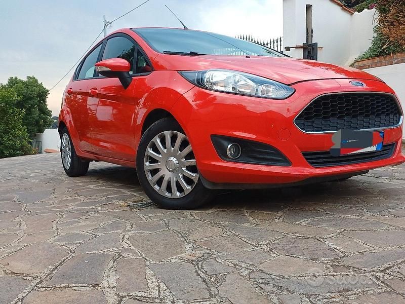 Rosso Usata 2016 Ford Fiesta Utilitaria | 6400 € (Ottimo prezzo) - Immagine 1/4