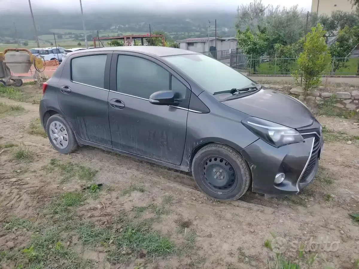 Usata Toyota Yaris 69 CV (50 kW) 2015 Grigio Utilitaria
