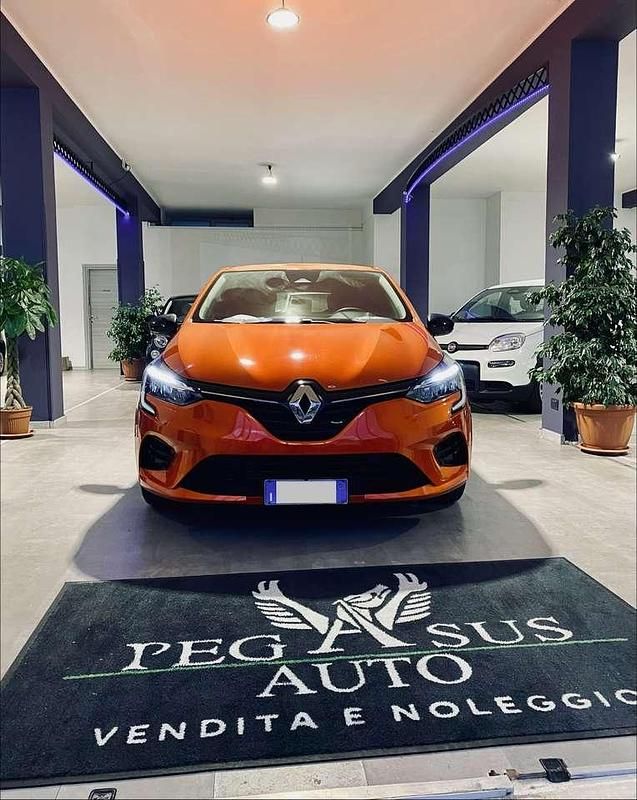 Usata Renault Clio V Life 65 CV (47 kW) 2023 Arancione Berlina