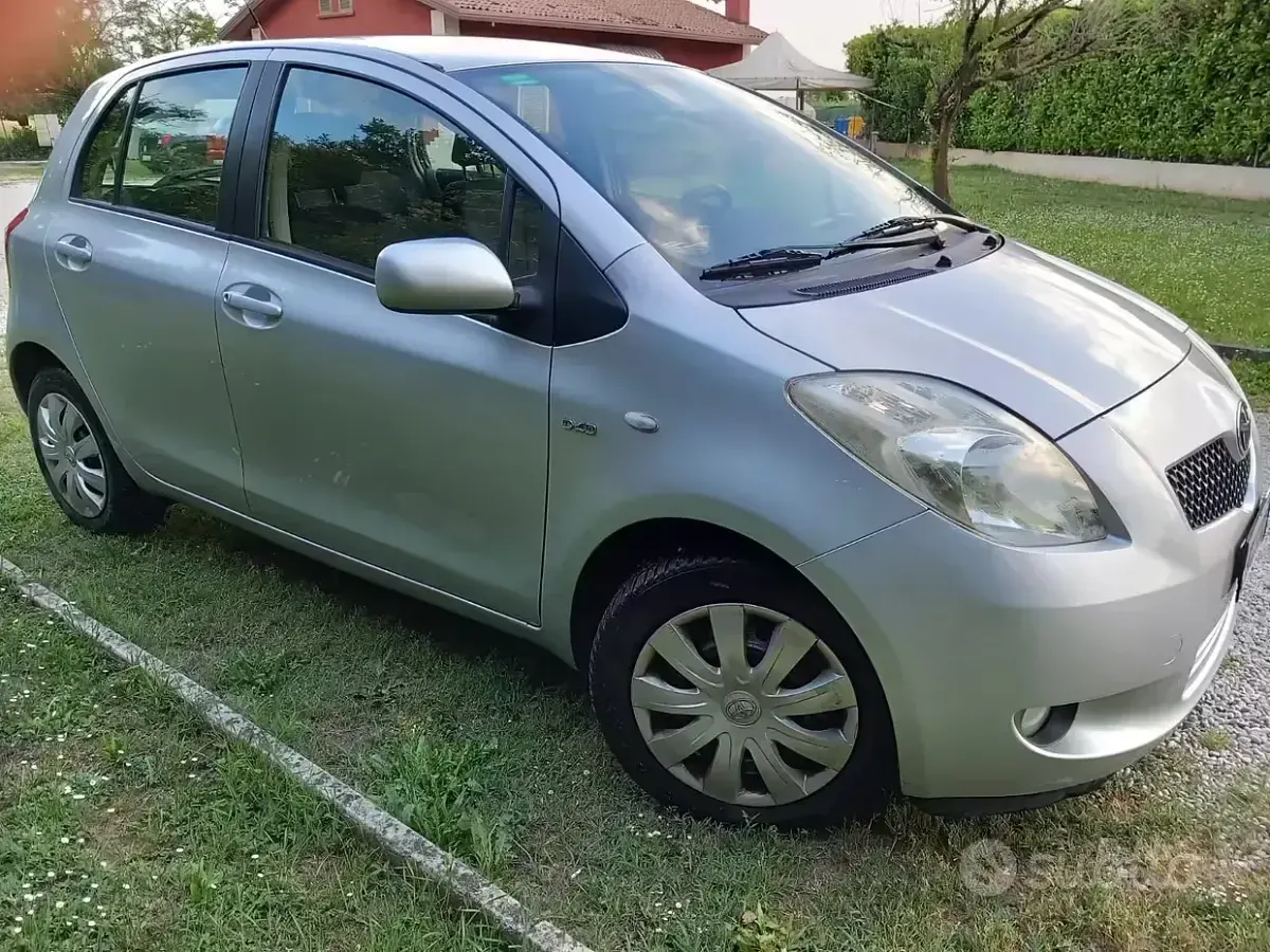 Usata Toyota Yaris 90 CV (66 kW) 2008 Grigio Utilitaria