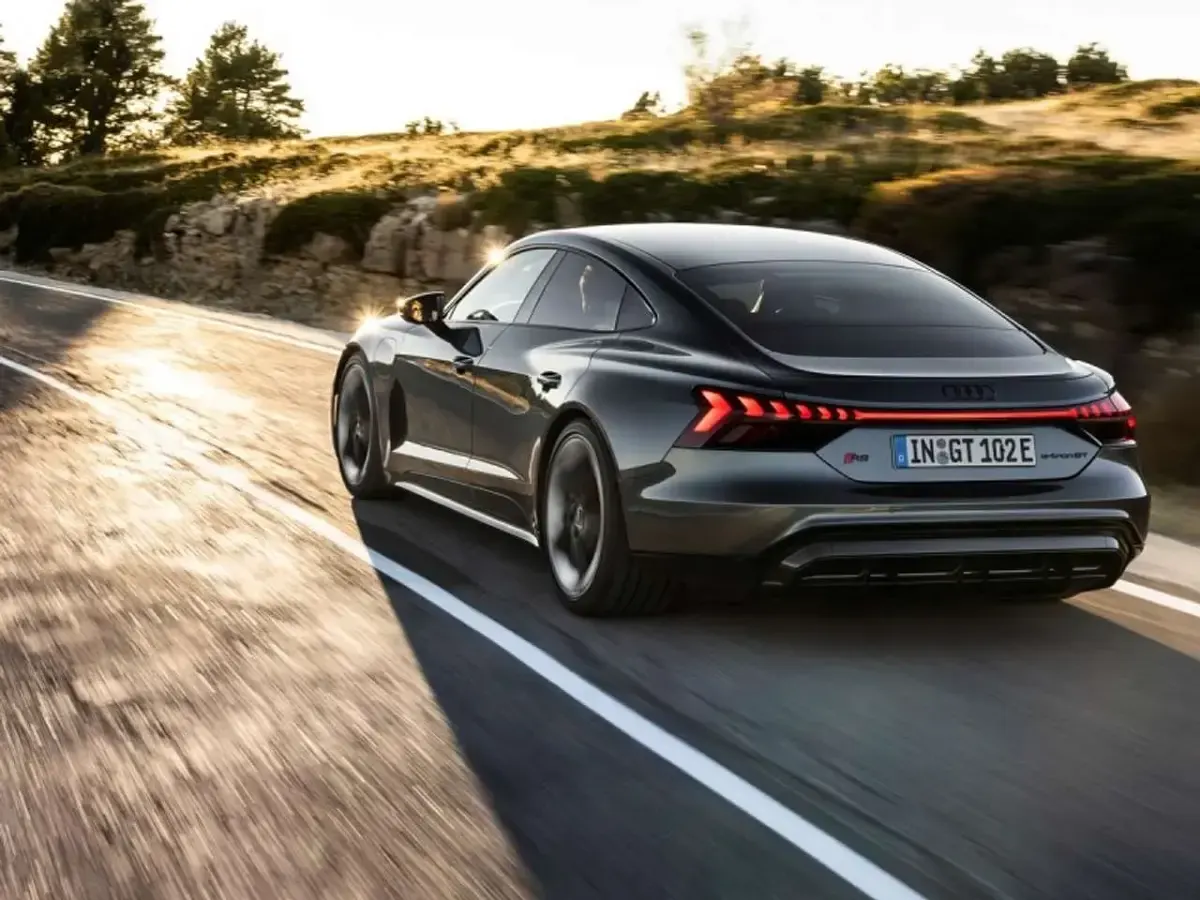 Nuova Audi RS e-tron GT Performance 163 kW (222 CV) 2026 Argento Berlina