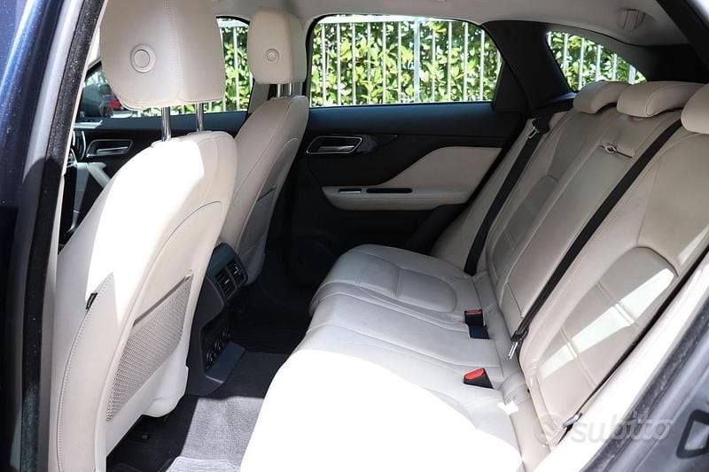 Begagnad Jaguar F-Pace Portfolio 180 HK (132 kW) 2017 Blå SUV