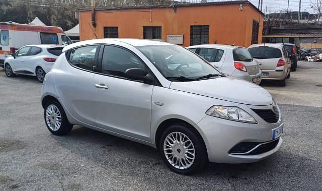 Usata Lancia Ypsilon Silver 69 CV (50 kW) 2018 Argento Utilitaria