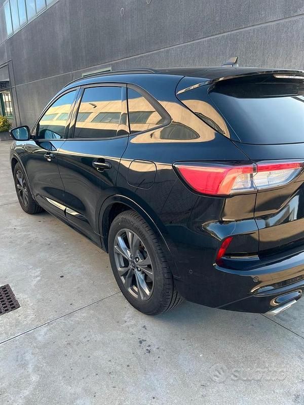 Usata Ford Kuga 120 CV (88 kW) 2022 Nero SUV