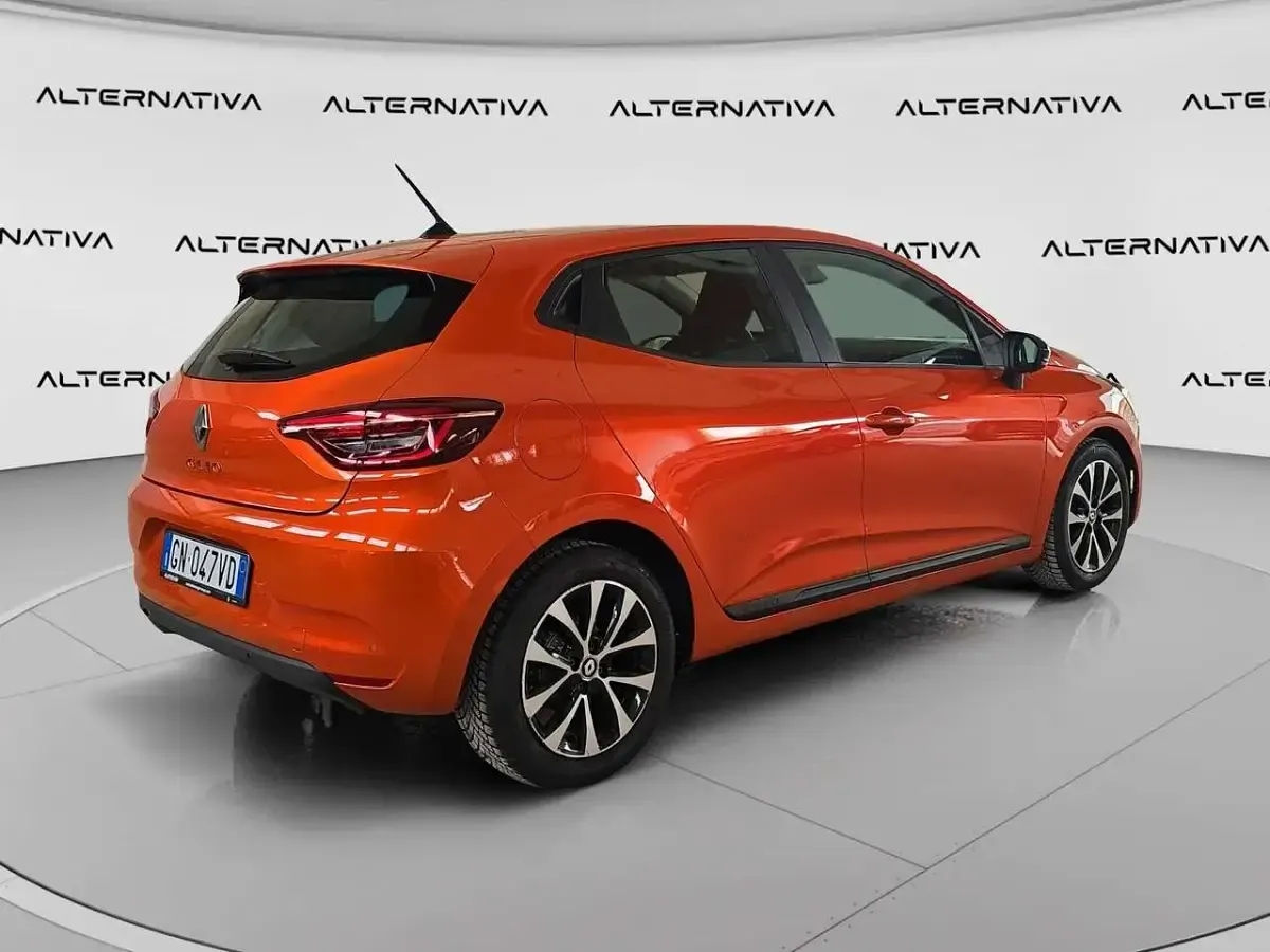 Usata Renault Clio V Equilibre 101 CV (74 kW) 2023 Orange valencia Berlina