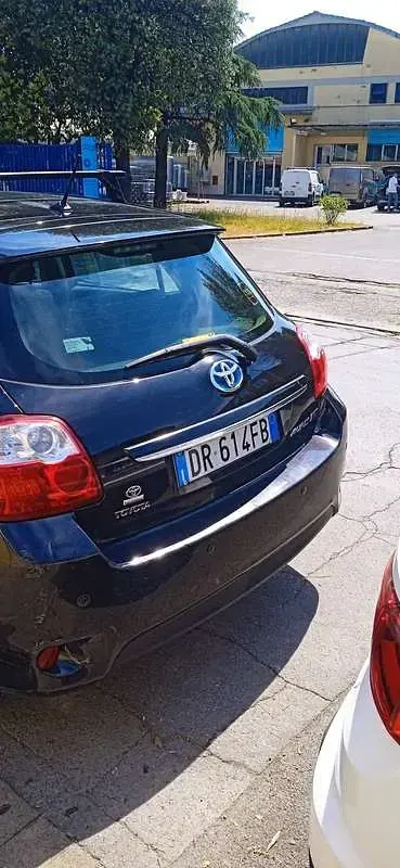 Usata Toyota Auris Hybrid Style 99 CV (72 kW) 2012 Nero Berlina