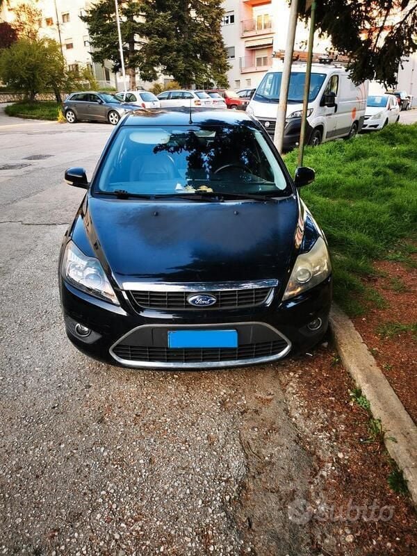 Usata 2009 Ford Focus Tre volumi | 2000 € (Buon prezzo) - Immagine 1/4