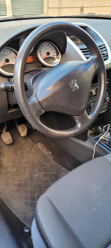 Gebraucht Peugeot 207 Active 70 PS (51 kW) 2011 Silber Limousine