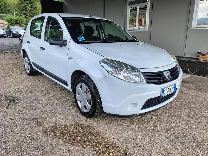 Bianco Usata 2009 Dacia Sandero Lauréate Due volumi | 4500 € (Cara) - Immagine 1/4