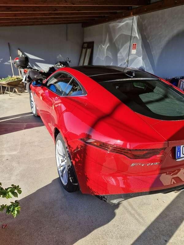Usata Jaguar F-Type R-Dynamic 300 CV (220 kW) 2022 Rosso Coupé