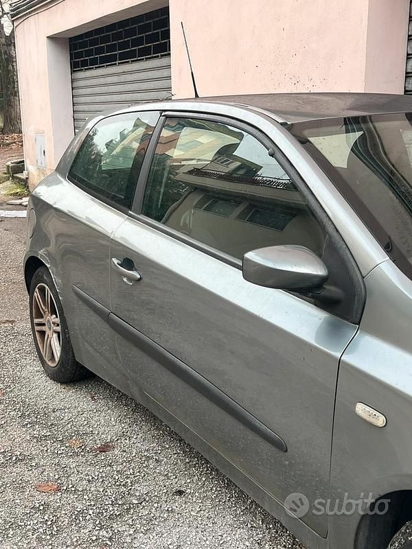 Usata 2004 Fiat Stilo Tre volumi | 1100 € - Immagine 1/2