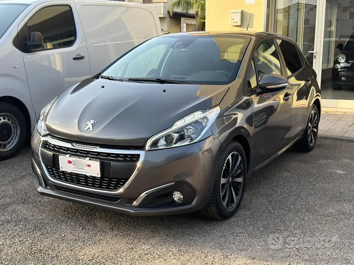 Usata Peugeot 208 Signature Sky 83 CV (61 kW) 2019 Utilitaria