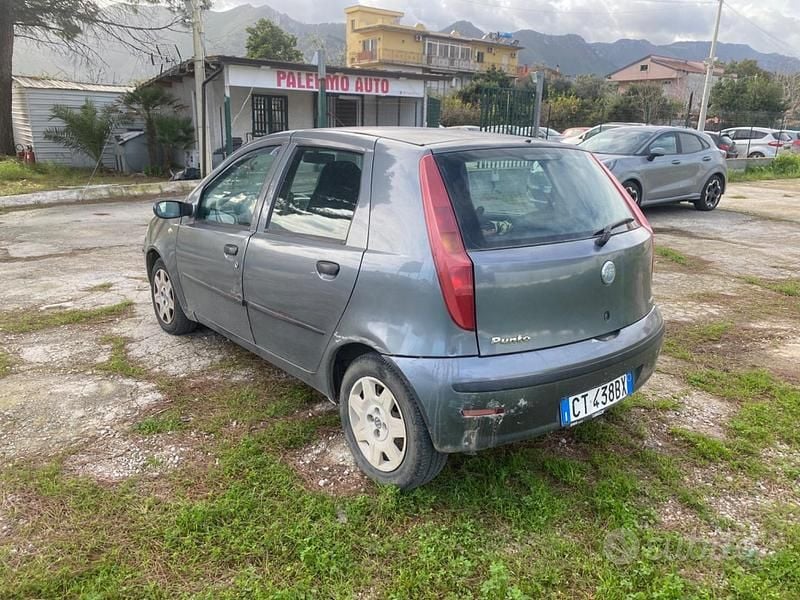 Usata Fiat Punto Active 69 CV (50 kW) 2004 Blu Utilitaria