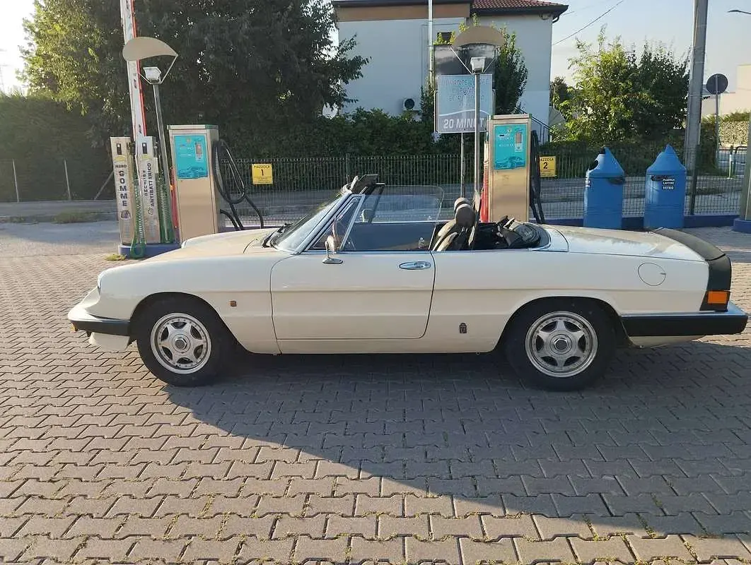 Usata Alfa Romeo Spider 103 CV (75 kW) 1984 Beige Cabrio