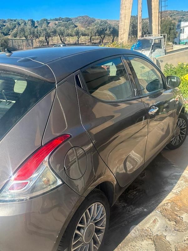 Usata Lancia Ypsilon 95 CV (69 kW) 2014 Grigio Utilitaria