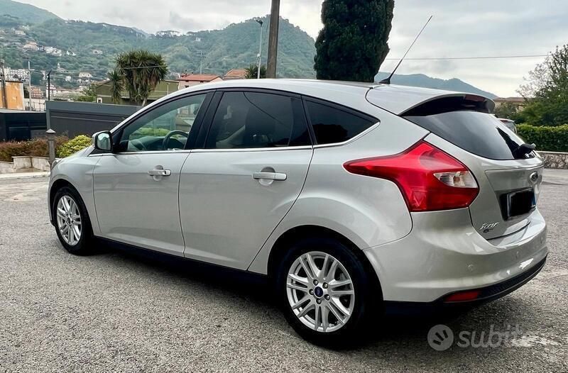 Usado Ford Focus Titanium 120 HP (88 kW) 2014 Prateado Sedan